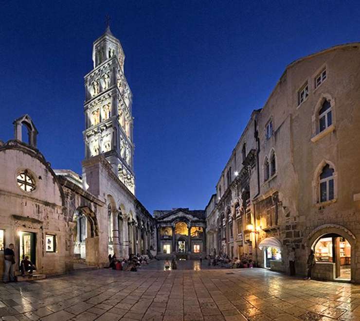 Peristil Square